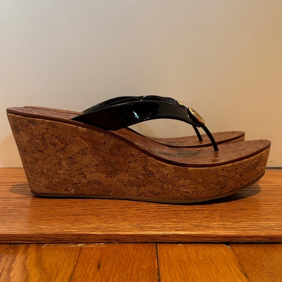 Tory Burch Thora platform wedge sandals in black patent leather & gold - Picture 1 of 16